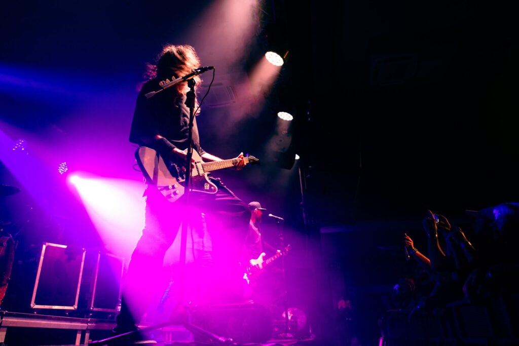 ロックコンサート ライブステージ 紫のライト